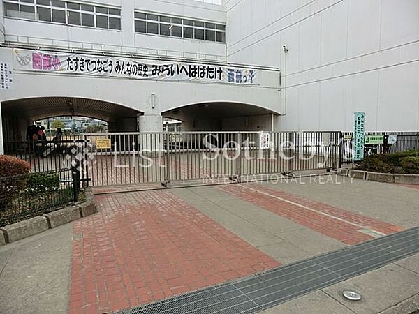 横浜市立西前小学校 徒歩3分。徒歩圏にあるため毎日の通学も安心。先生や地域の見守りの中で、元気に笑顔で学び、健やかに成長していくお子様の姿が目に浮かびます。 190m