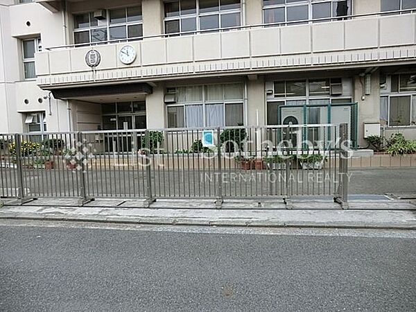 横浜市立西中学校 徒歩6分。学習・部活動・人間関係など、多くを学ぶ中学校。通学しやすい距離にあり、思春期の大切な時間を安心して過ごせる環境が整っています。 460m