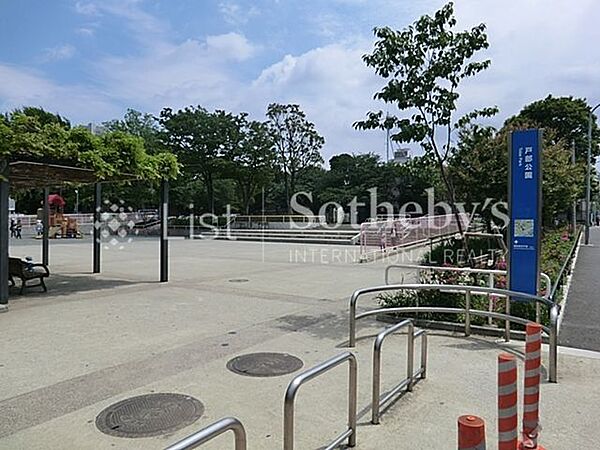 戸部公園 徒歩5分。緑豊かな公園が近くにあると、毎日の散歩や子どもとの遊びにも最適。季節の移ろいを感じながら、心も体もリフレッシュできます。 330m