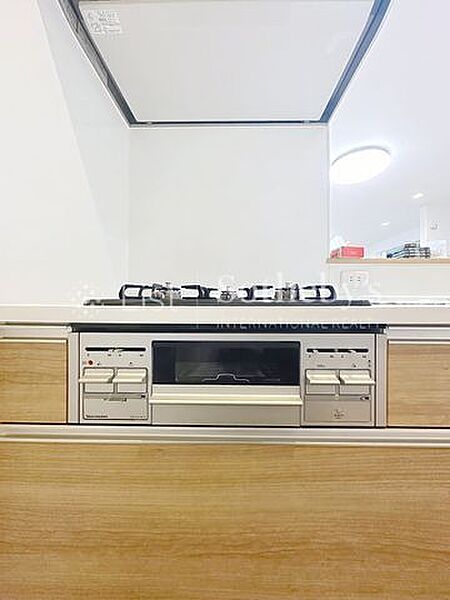 ◆キッチン◆3口コンロがつき調理スペースも確保されたシステムキッチン！同時調理が可能なため時短になりますし、品数も増やせるのでお料理好きな方に喜ばれます！