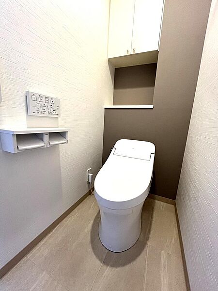 温水洗浄機能付きタンクレストイレです