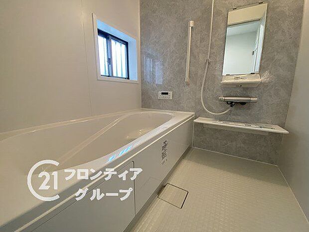 保温効果のある浴槽を採用しており、温かいお湯が長続き！1坪以上の広々とした空間なので、親子入浴や半身浴などに向いた浴室です！