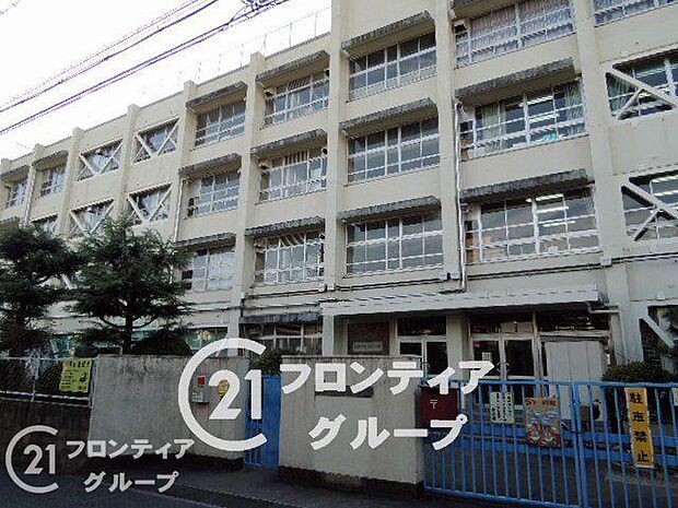 徒歩15分。木屋小学校 1180m