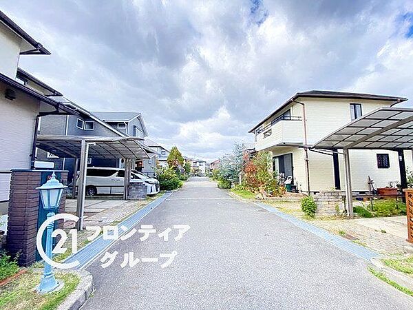 静かな住宅街にたたずむ重厚感あるお家。落ち着いた色合いが素敵ですね。