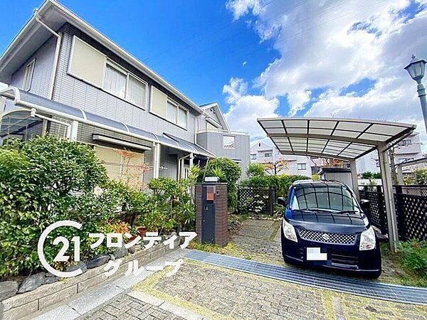 手入れの行き届いた庭が魅力の外観は、四季折々の自然を楽しめる空間です。ガーデニング好きにぴったりです。