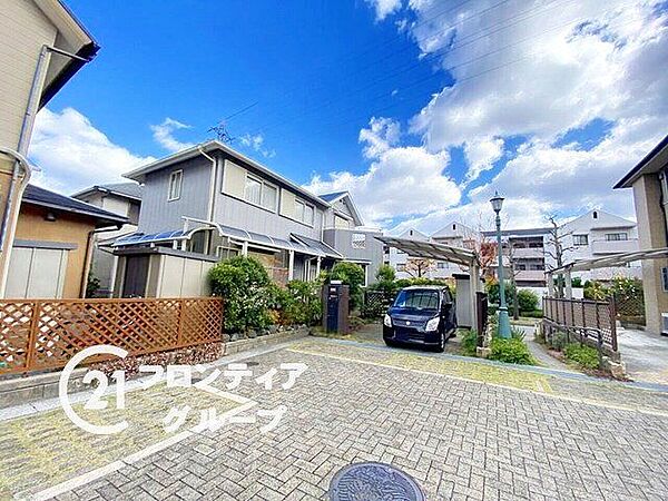 伝統的なデザインの外観は、どこか懐かしさを感じさせる魅力的な佇まいです。温かみのある住まいを提供します。