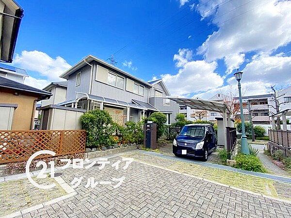 広々とした駐車スペースを備えた外観は、車の出し入れがスムーズで便利です。家族の車を安心して停められます