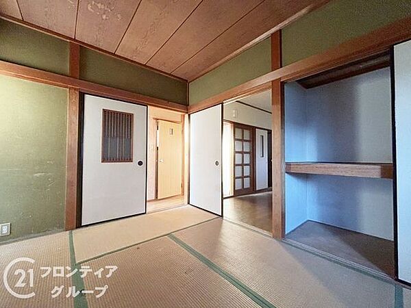 畳の香りが心地よい和室で、リラックスした時間を楽しめます。