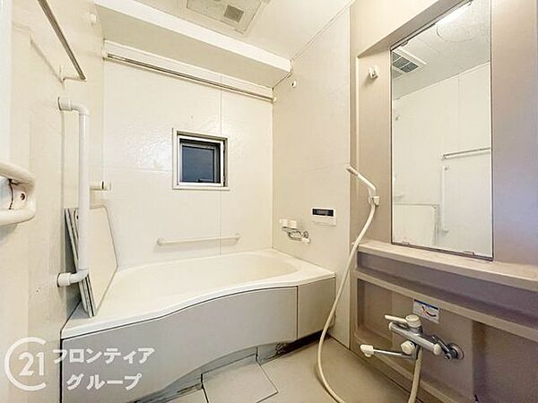 ゆったりと脚を延ばして、1日の疲れを癒せます。窓があるのでこまめに換気ができ、清潔感を保てます。落ち着いた色合いは、心を穏やかにし、リラックスタイムをより豊かにします。