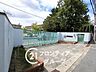 周辺：物件から「寝屋川市立南小学校」までは徒歩約10分。毎日の通学にも安心感のある距離感です。周辺は落ち着いた環境となっており、お子様の通学校として恵まれた立地です。 790m