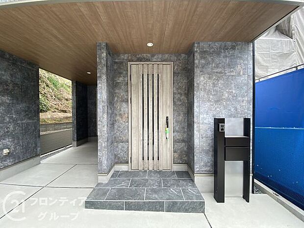 スタイリッシュな玄関で、住む人のセンスを感じさせます