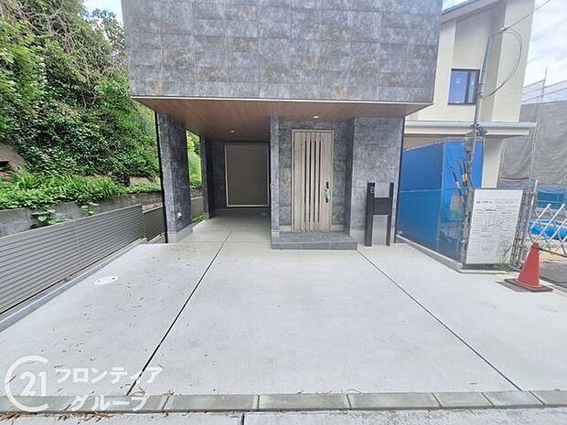 使いやすい駐車場で、家族全員が快適に利用できる空間です