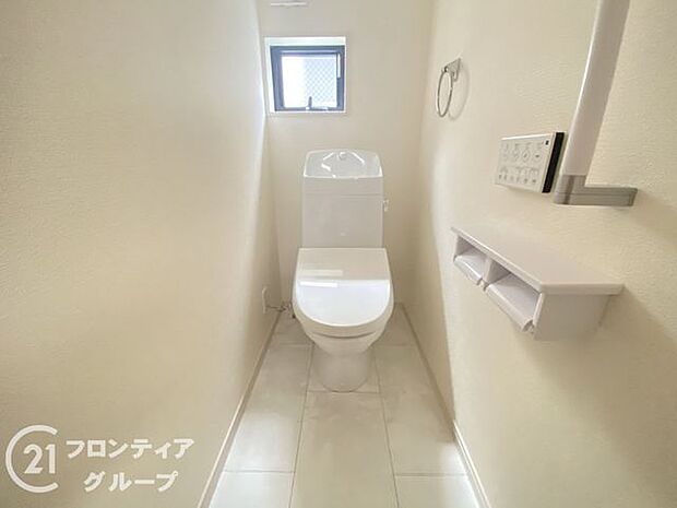 便器にふちがなく、汚れが隠れて見えない部分が極端に少なくなっており、お手入れも楽々！スピーディでパワフルな洗浄力を実現しています！