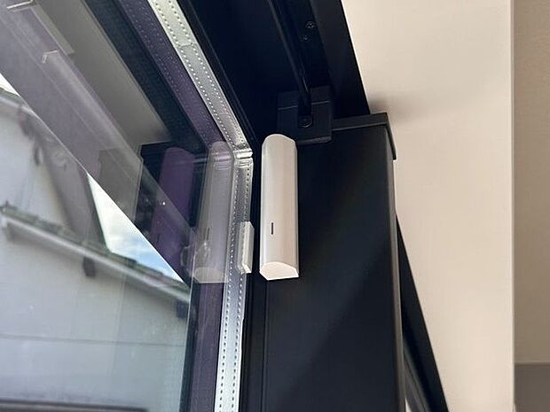 【施工例/開閉センサー】玄関や窓の開け閉めをアプリに通知。防犯面だけでなく、外出先からの「あれ?カギ閉めたかな?」の確認にも大活躍。お子様の帰宅状況も確認出来て一石二鳥ですね。