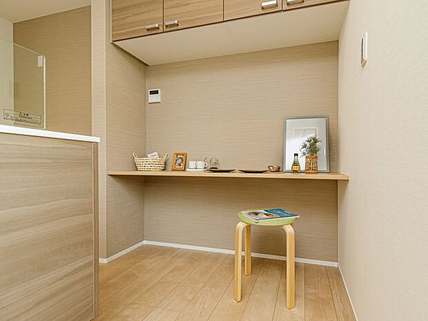 【施工例/スタディスペース】陽当たりの良いリビングにスタディスペースを。お子様のお勉強を見ながらお料理ができるので安心ですね。コンセントを配置してPCスペースとしてもご利用可能です。
