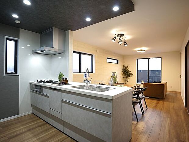 【施工例/キッチン】ゆったりとした広さのあるキッチン。ご夫婦で一緒に並んで洗い物できる大きさです。水栓はデザイン性も高く使い勝手の良いと人気のグースネック型を採用。