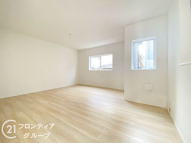 フローリングは、日常生活で床材の受ける様々な傷や、温度・湿度変化によるひび割れの発生を大幅に抑える特殊加工を施工済みです!