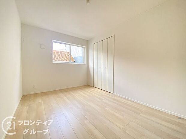 こちらのお部屋はバルコニーに面しており、日当たり、通風ともに良好です!