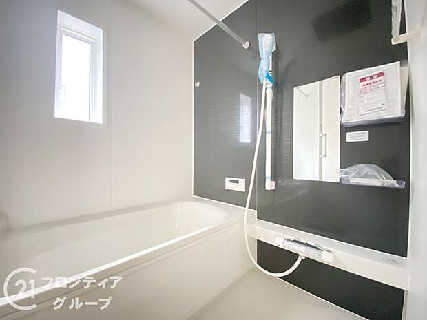 1坪以上の広々とした浴室には隠れた嬉しい設備がたっぷりついております。お掃除が楽にできたり、節水効果があったりと、バスタイムを快適にお過ごし頂けます!