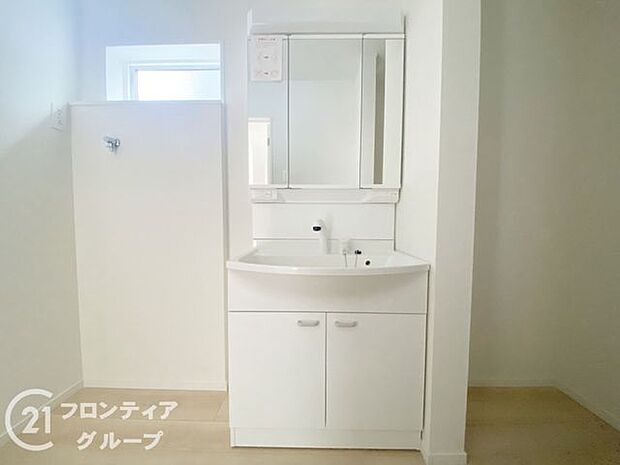 小窓付きの洗面室は、毎朝心地よい光を運んでくれるので、すがすがしい気持ちで1日をスタートできます!