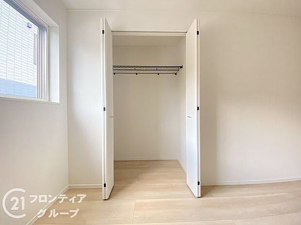 奥行きのあるクローゼットでたっぷり収納できますね