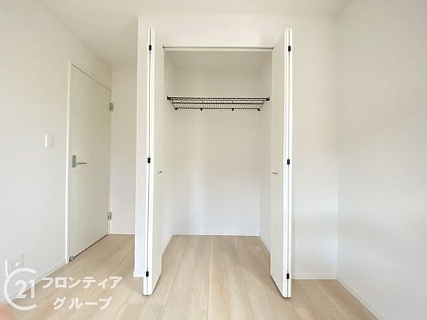 木目の美しさを際立たせるシンプルデザインのワイドクローゼットはたっぷり収納ができます!