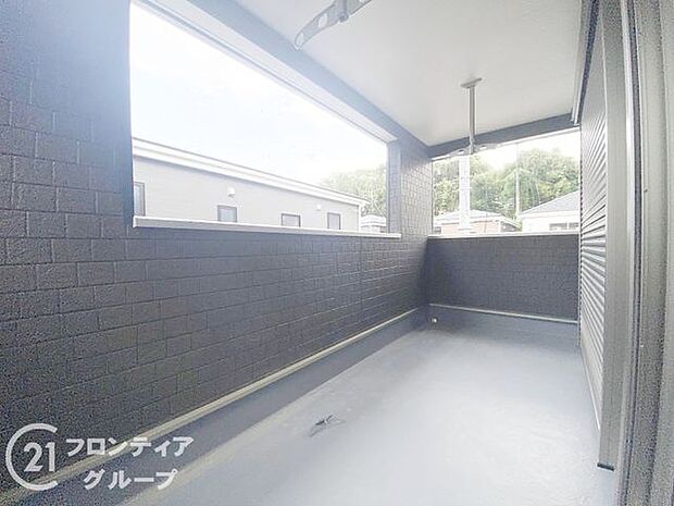 日当たりの良いバルコニーは、お洗濯が多いときも安心。たくさん干してもカラっと乾きそうです!