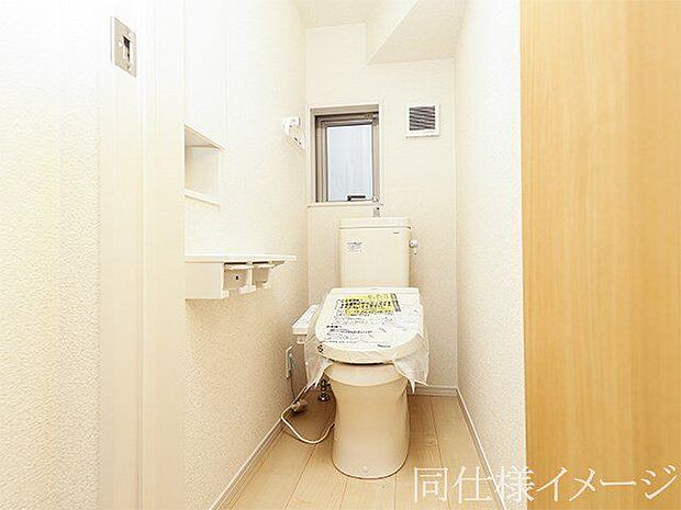 \同仕様写真/オート開閉のフタなので、手を触れず清潔・快適なトイレです!