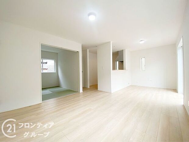 LDKには大きな窓からたくさんの光が入り、明るく、開放的な空間を演出してくれます。お友達が遊びに来た時も自慢のリビングになりますね!