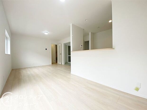 フローリングは、日常生活で床材の受ける様々な傷や、温度・湿度変化によるひび割れの発生を大幅に抑える特殊加工を施工済みです!