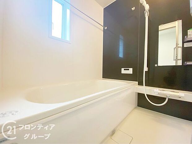 1坪以上の広々とした浴室には隠れた嬉しい設備がたっぷりついております。お掃除が楽にできたり、節水効果があったりと、バスタイムを快適にお過ごし頂けます!