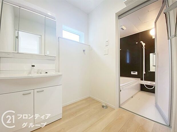 小窓付きの洗面室は、毎朝心地よい光を運んでくれるので、すがすがしい気持ちで1日をスタートできます!