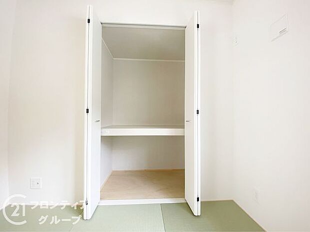 お布団も収納できる広々とした押入れは、季節のものもたくさん収納しておける便利なスペースです!