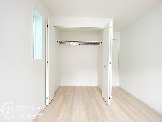 木目の美しさを際立たせるシンプルデザインのワイドクローゼットはたっぷり収納ができます!