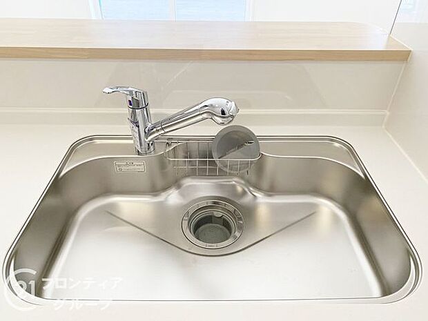 蛇口の先端に浄水器を内蔵。場所をとらない浄水器です。