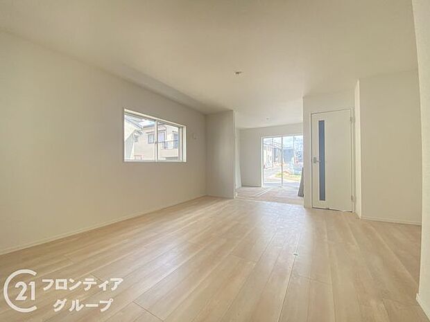 フローリングは、日常生活で床材の受ける様々な傷や、温度・湿度変化によるひび割れの発生を大幅に抑える特殊加工を施工済みです!