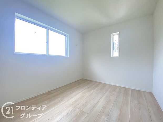 こちらのお部屋はバルコニーに面しており、日当たり、通風ともに良好です!