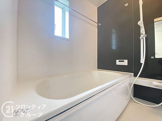 1坪以上の広々とした浴室には隠れた嬉しい設備がたっぷりついております。お掃除が楽にできたり、節水効果があったりと、バスタイムを快適にお過ごし頂けます!