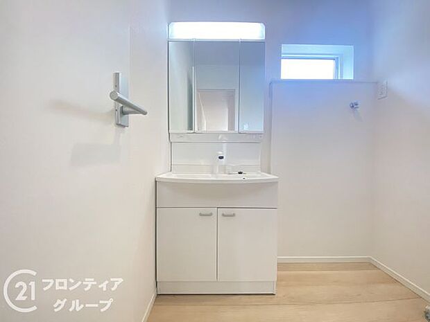 小窓付きの洗面室は、毎朝心地よい光を運んでくれるので、すがすがしい気持ちで1日をスタートできます!