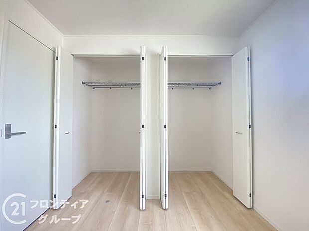 木目の美しさを際立たせるシンプルデザインのワイドクローゼットはたっぷり収納ができます!