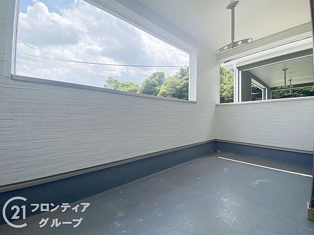 日当たりの良いバルコニーは、お洗濯が多いときも安心。たくさん干してもカラっと乾きそうです!