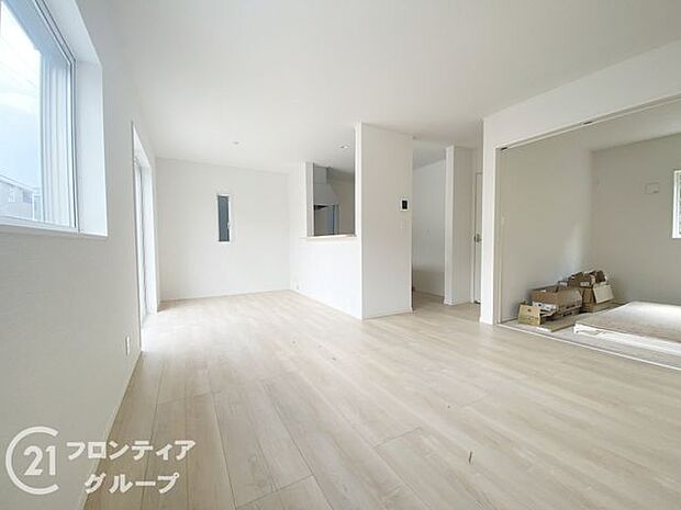 フローリングは、日常生活で床材の受ける様々な傷や、温度・湿度変化によるひび割れの発生を大幅に抑える特殊加工を施工済みです！