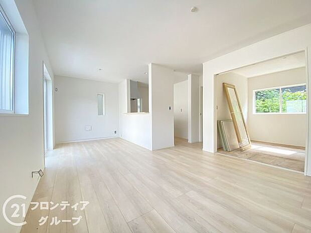 LDKには大きな窓からたくさんの光が入り、明るく、開放的な空間を演出してくれます。お友達が遊びに来た時も自慢のリビングになりますね！