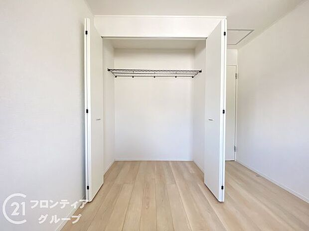 お布団も収納できる広々とした押入れは、季節のものもたくさん収納しておける便利なスペースです！