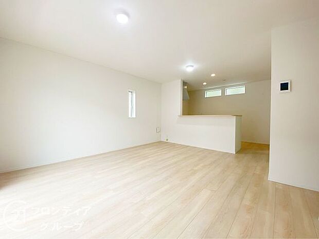 LDKには大きな窓からたくさんの光が入り、明るく、開放的な空間を演出してくれます。お友達が遊びに来た時も自慢のリビングになりますね!