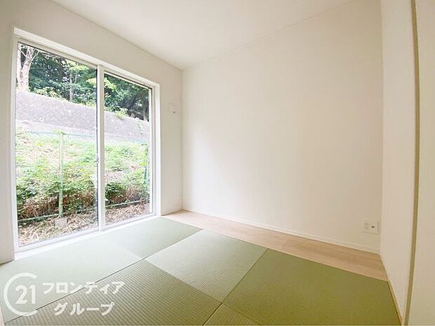 新しいい草香る畳スペースは、使い方色々!客室やお布団で寝るときにぴったりの空間ですね。