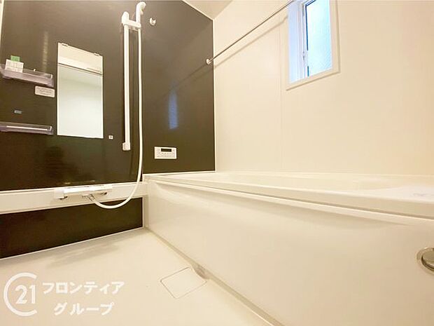 1坪以上の広々とした浴室には隠れた嬉しい設備がたっぷりついております。お掃除が楽にできたり、節水効果があったりと、バスタイムを快適にお過ごし頂けます!