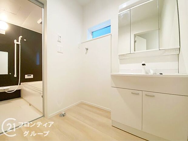 小窓付きの洗面室は、毎朝心地よい光を運んでくれるので、すがすがしい気持ちで1日をスタートできます!