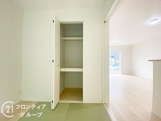 お布団も収納できる広々とした押入れは、季節のものもたくさん収納しておける便利なスペースです!