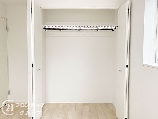 木目の美しさを際立たせるシンプルデザインのワイドクローゼットはたっぷり収納ができます!